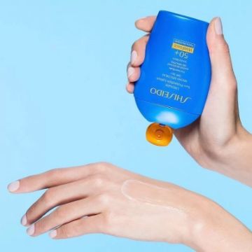 تصویر  کرم ضد آفتاب شیسیدو  age defense  spf +50 حجم 50 میل