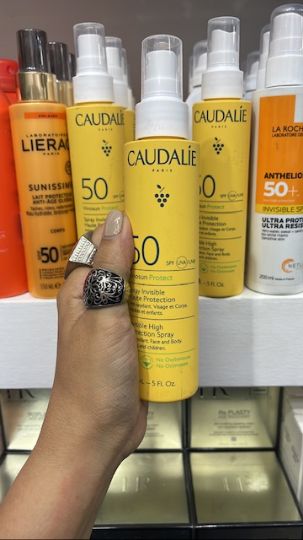 اسپری ضدآفتاب کدلی بی رنگ مدل Vinosun ضد حساسیت SPF 50